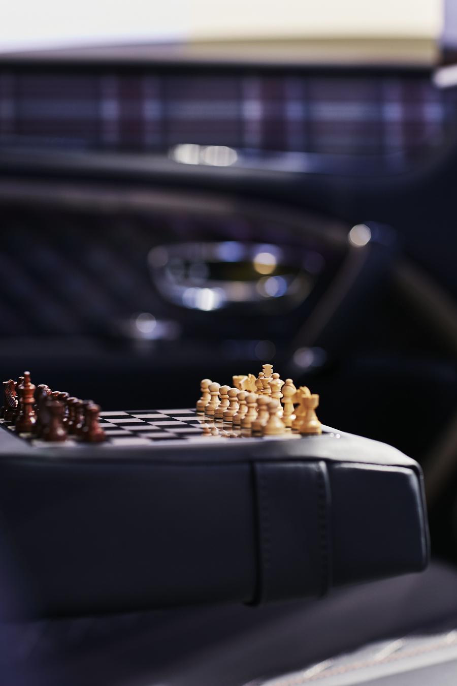 Детали интерьера Bentley Bentayga Businessman by Huntsman & Mulliner 2019 года  (фото 7 из 9)
